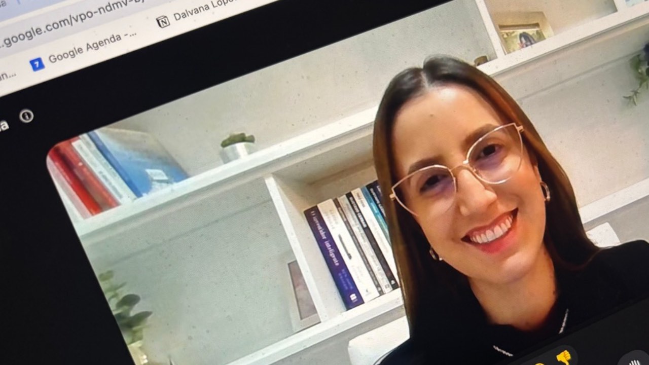 Clase del Conversation Club en videollamada, con once personas en la pantalla