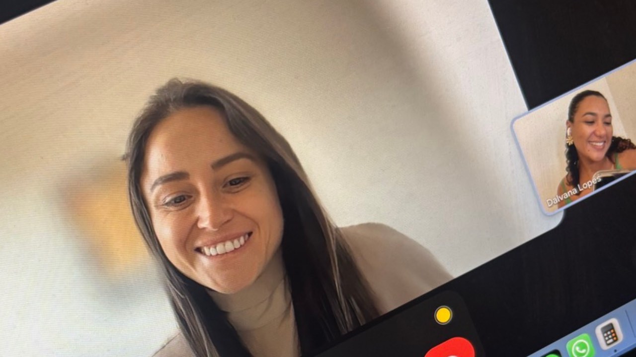 Clase en videollamada con una lectura graduada en la pantalla, dividida por niveles