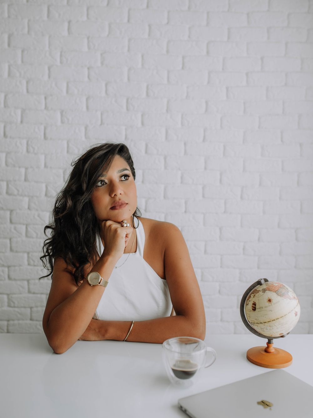 Dalvana Lopes a la mesa, con el globo y la laptop